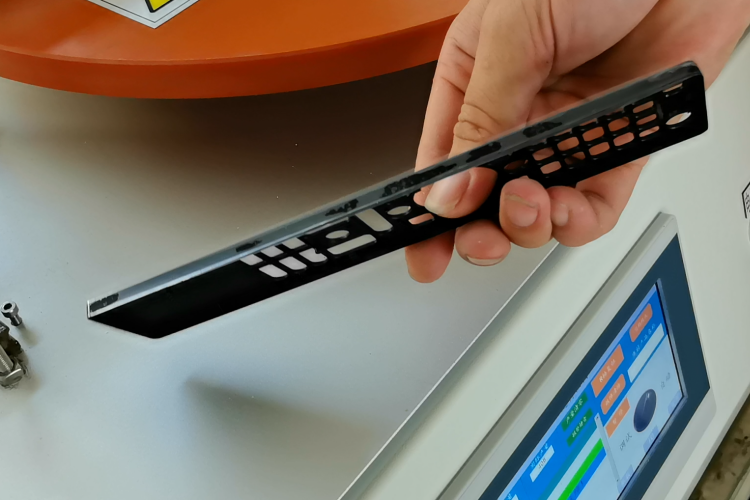 雙工位貼膜機(jī)工作流程圖，展示雙工位同步貼膜的高效運(yùn)作過程