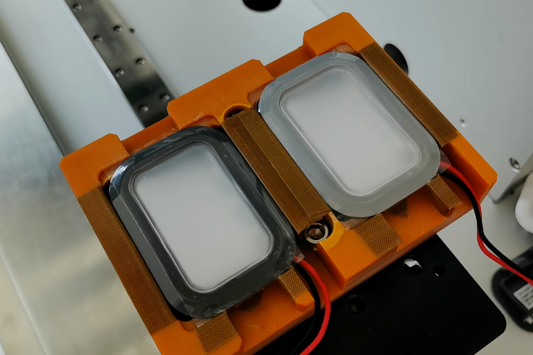 LED燈、燈罩貼膜機(jī)品牌廠家有哪些，雙工位，機(jī)械手自動下料