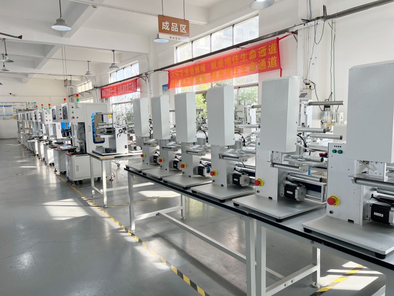視覺貼膜機相比半自動貼膜機有什么