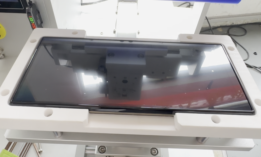 汽車中控導(dǎo)航貼膜機助力導(dǎo)航廠家高效升級