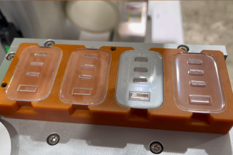 揭秘“無氣泡”貼膜背后的黑科技-自動(dòng)貼膜機(jī)廠家