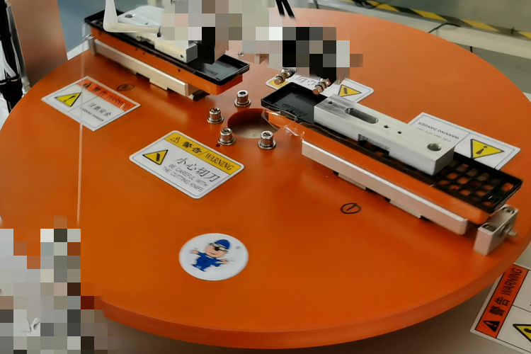 遙控器中框貼膜前后對(duì)比圖，左側(cè)為未貼膜產(chǎn)品，右側(cè)為貼膜后高精度貼合效果