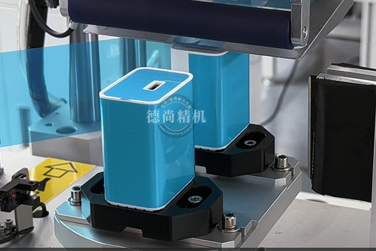 你怎么還在用人工貼膜呀！快來看看這款（充電器頭自動貼膜機(jī)）