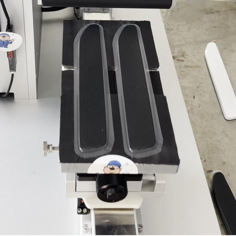 汽配門把手全自動(dòng)貼膜機(jī)整體外觀，展示設(shè)備主體結(jié)構(gòu)與工作狀態(tài)