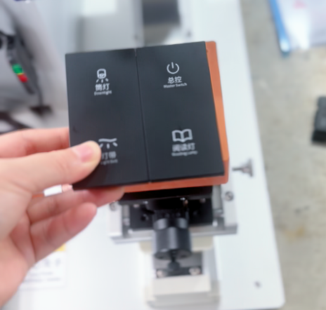 電子廠選顯示屏控制面板貼膜機？德尚精機這款解決我 3 大難題！