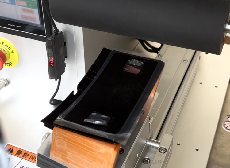 救命！貼歪、氣泡、浪費膜？這臺自動貼膜機一招搞定！