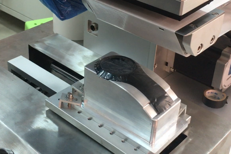 德尚全方位耳機(jī)貼膜機(jī)整體外觀圖，展示設(shè)備多工位集成設(shè)計(jì)與工作場(chǎng)景