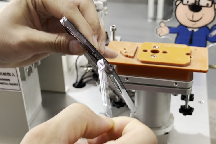 人工貼膜半小時，手機中框貼膜機幾秒鐘