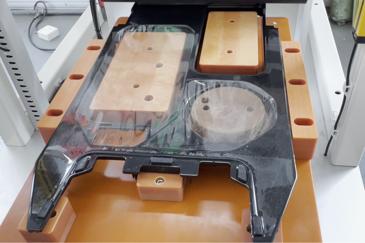 這款汽車中框貼膜機，讓貼膜效率提升200%