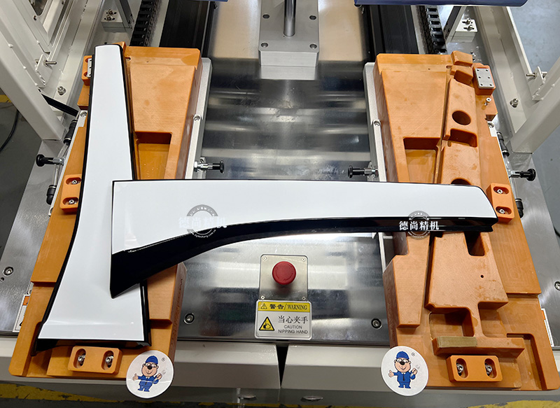 汽車外飾件貼膜機穩(wěn)不穩(wěn)定？會不會經(jīng)