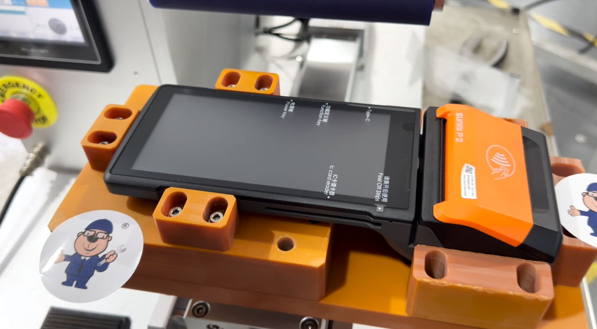 顯示屏貼膜氣泡多、人工貴？觸控屏無