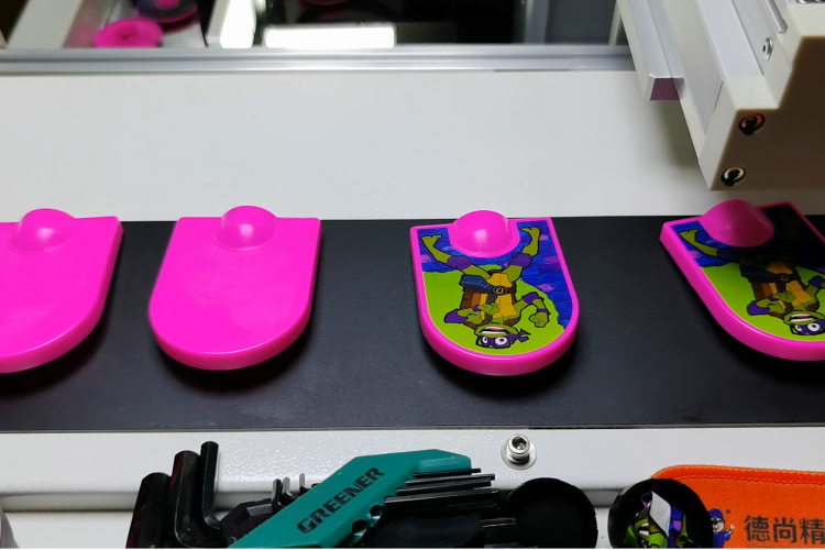 玩具貼膜機(jī)廠家，高精度玩具視覺貼膜機(jī)助力廠家降本增效