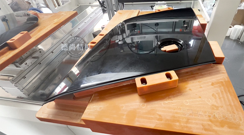 塑膠件高光面自動貼膜機｜防刮防花，高精度貼合不傷表面